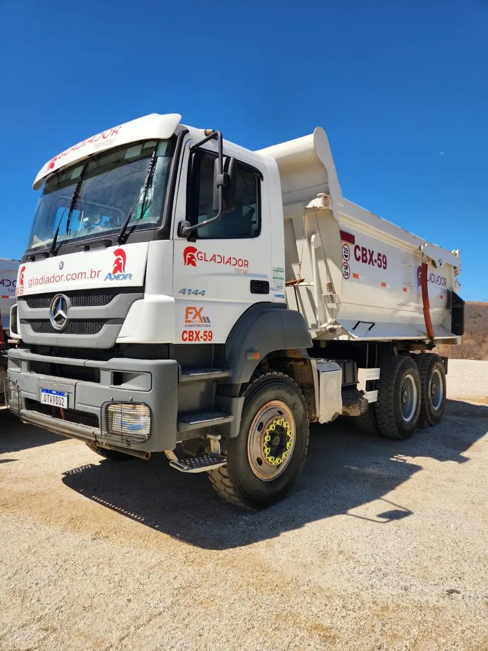 Caminhão basculante da frota FX Minas, visto de lado