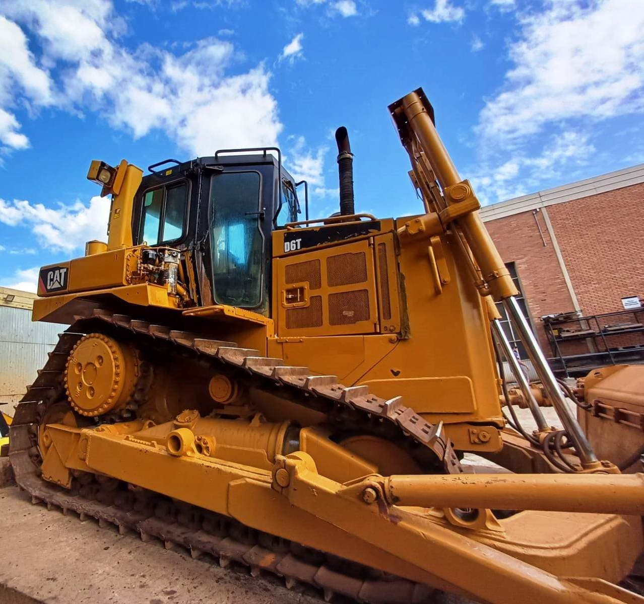 Trator de esteira D6T em operação
