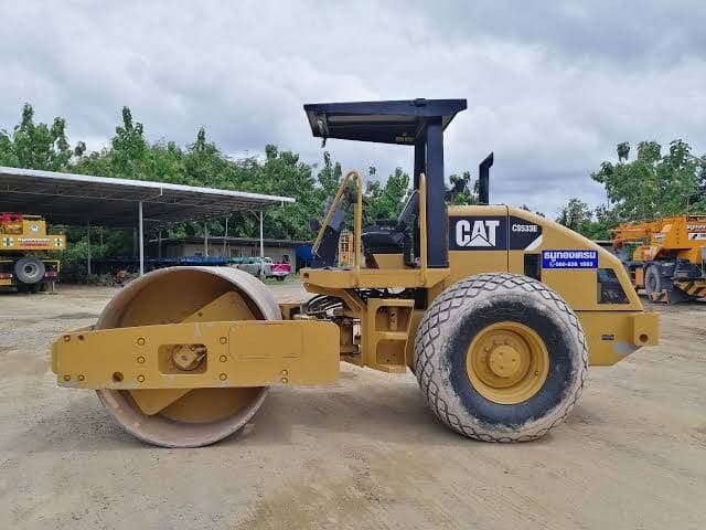 Rolo de pneu selando a superfície