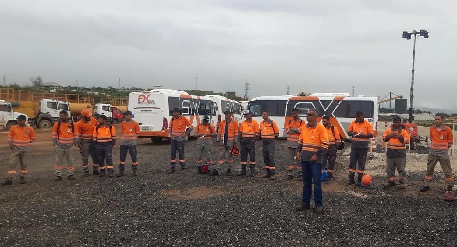 Equipe do Grupo FX Minas reunida no diálogo de segurança antes do turno, rotina de quem trabalha em mina sob a NR-22