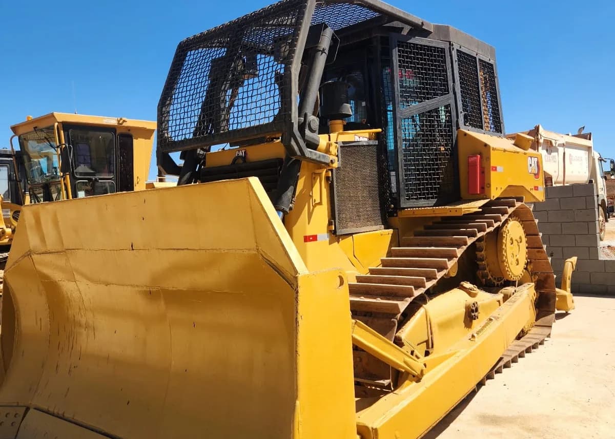 Trator de esteira D6T com cabine protegida para supressão