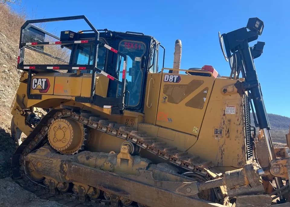 Trator de esteira Caterpillar D8T em frente de corte
